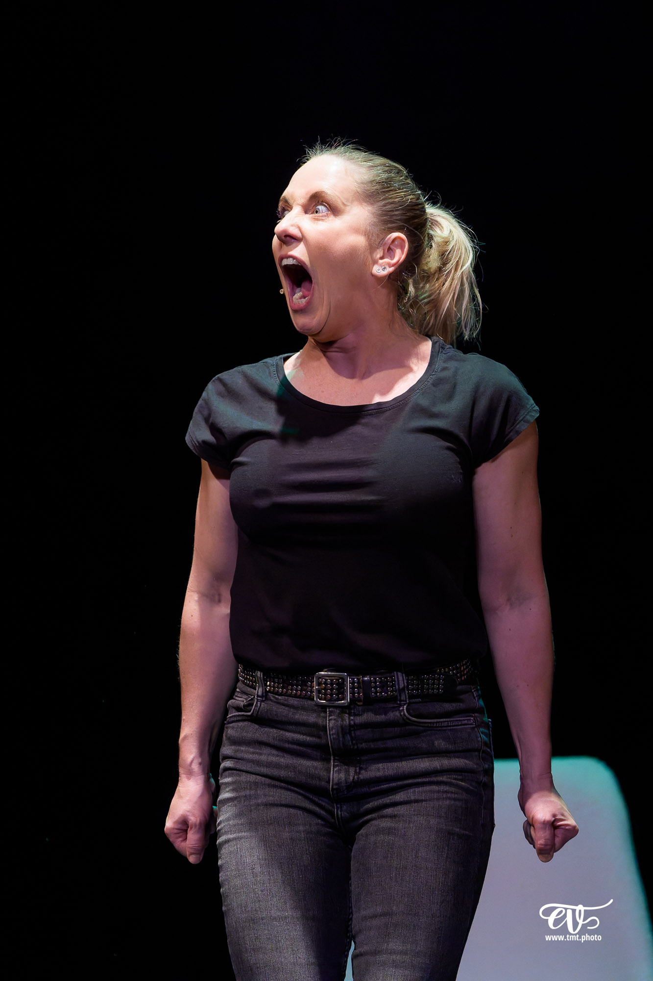 LES CHATOUILLES OU LA DANSE DE LA COLÈRE (ANDRÉA BESCOND)